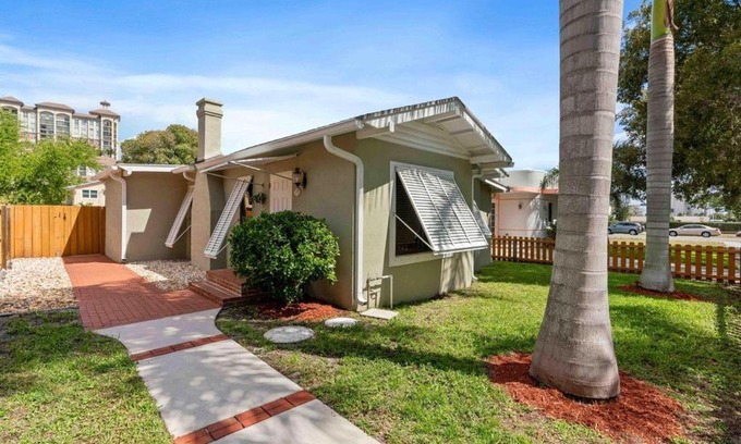 Grandview Heights House | WPB Downtown Retreat