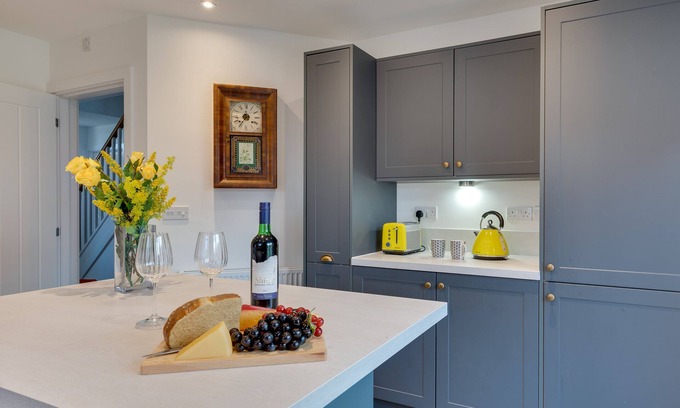 Holt House | Wren Drive - Four Bedroom House, Sleeps 8