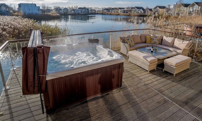 Cirencester House | Wren Lodge - HM11 - HOT TUB -Lakeside Spa Property