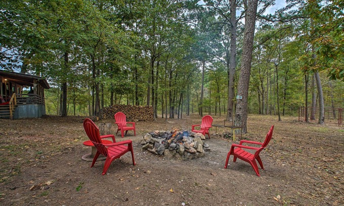 Golden Cabin | Wright City Cabin w/ Fire Pit + Forest Views!