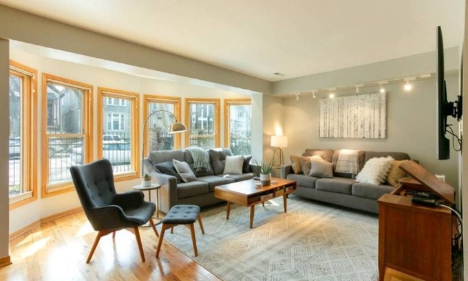 Lakeview House | Wrigley Field/Lakeview -Entire Home- Large Groups!