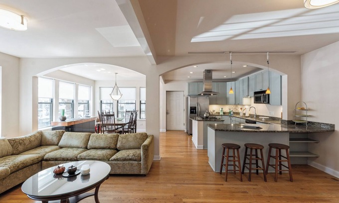 Buena Park Condo | Wrigleyville Home away from Home! 5 mins from downtown! steps from Lake! Cozy!