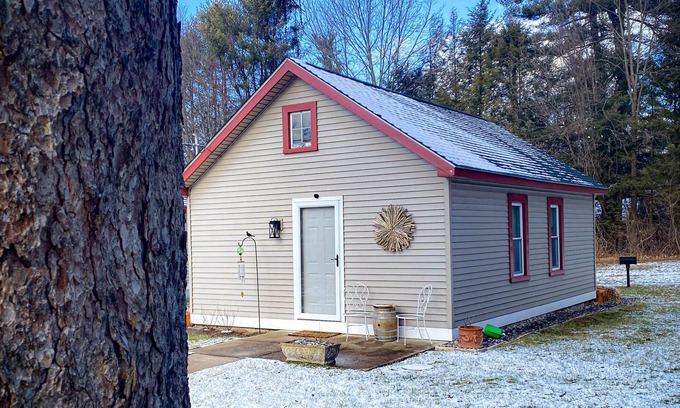 Tillson Cottage | Writers Retreat/ Cozy Cottage w/ beautiful fire pit and backyard in Tillson, NY