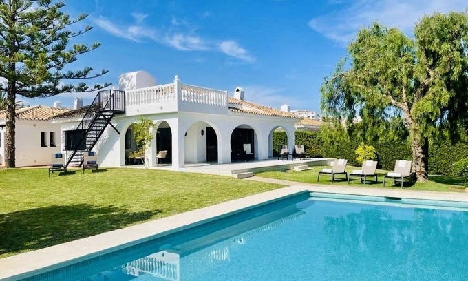 Mijas Villa | Wunderschöne Villa in einem großzügigen Garten mit großem Pool mit Meerblick