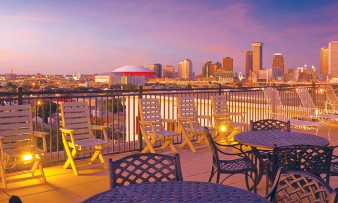 Faubourg Lafayette Resort | Wyndham Avenue Plaza, Mardi Gras parades in front of the resort