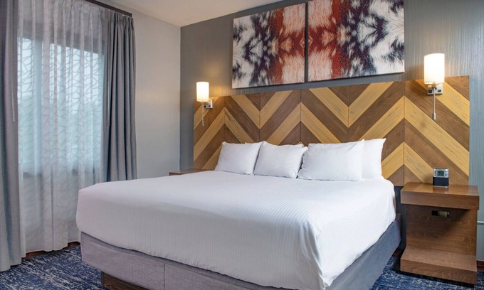 Lake Delton Resort | Wyndham Glacier Canyon ~ EIGHT WRISTBANDS for WATERPARK ~ 2B DELUXE ~ KITCHEN!