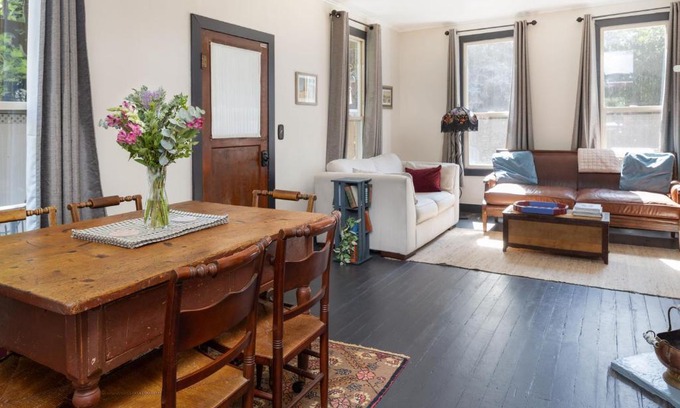 Carlton House | Wynkoop at Carlton: Taste of Europe, Walk to Wineries, Dog Friendly