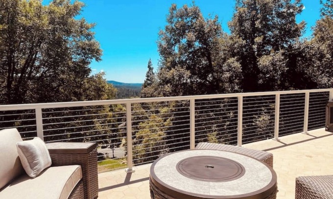 Nevada City House | X-large Nevada City house w/RV hookup & fire pit