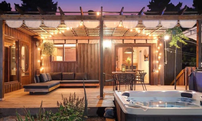 Rideau Lakes Ski Chalet | Xanadu - Zen waterfront retreat on Upper Rideau
