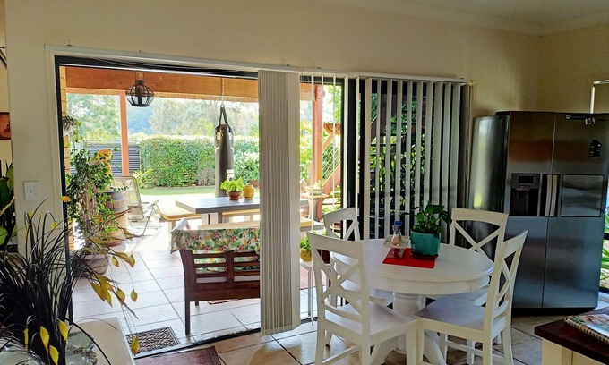 Oxenford Apartment | XL Popular Retreat on River near Warner Brothers Theme Parks
