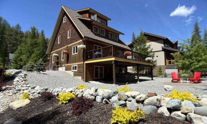East Kootenay Ski Chalet | XMAS 2025 Available! Bedrooms Galore! Hottub Short Flat Walk to Lift