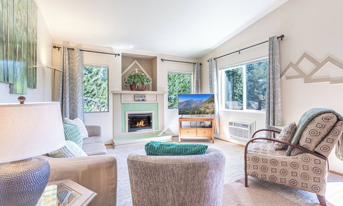 Downtown Leavenworth Condo | Xmas Festivities = Walking Distance! December Dates Available.