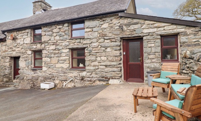 Llanbedr Cottage | Y BWTHYN, pet friendly, character holiday cottage in Llanbedr