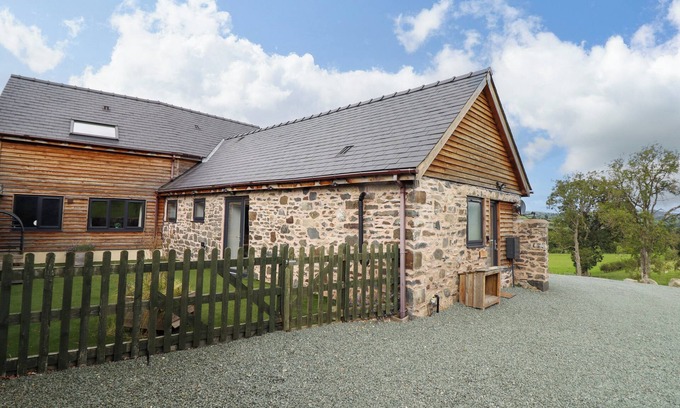Oswestry Cottage | Y GRANAR (THE GRANARY, family friendly in Llanrhaeadr-Ym-Mochnant
