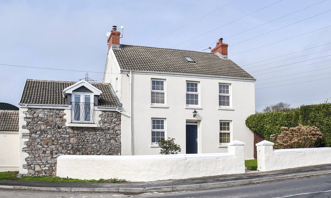 Kidwelly Cottage | Y Parlwr is a perfect, pet-friendly pad.