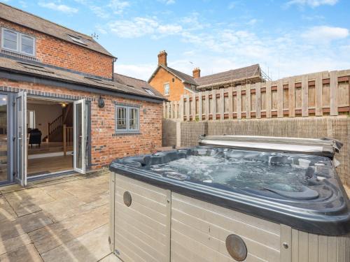 Trevor House | Y Stabl - Uk12742
