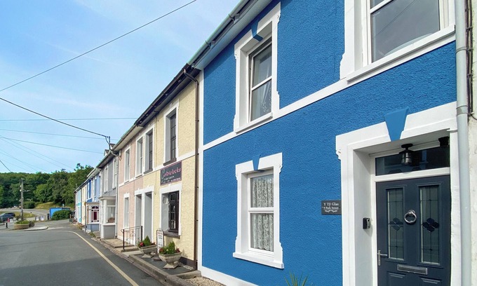New Quay Cottage | Y Tŷ Glas is a charming terraced cottage in New Quay.