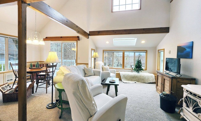Yachats House | Yachats Lovely 2br Home, Dog Friendly, Walk to Town!