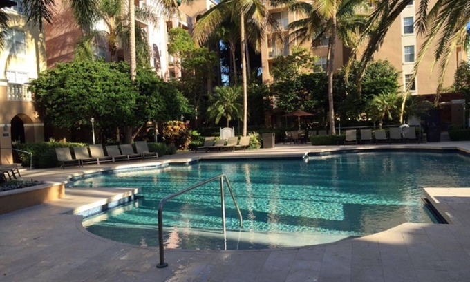 Aventura Apartment | Yacht Club Apartment at Aventura ~ Beautifully updated ground floor poolside