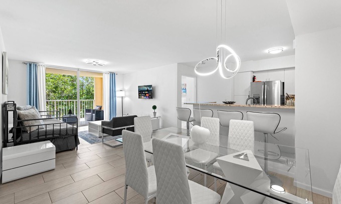 Aventura Condo | Yacht Club Miami Suite 2 Bedroom and 2 Bathroom With Baby Crib & Free Parking