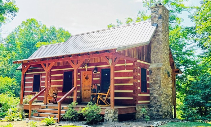 Arlington Cabin | Yadkin River Lodge-cozy stay on the bluffs overlooking the Yadkin River.
