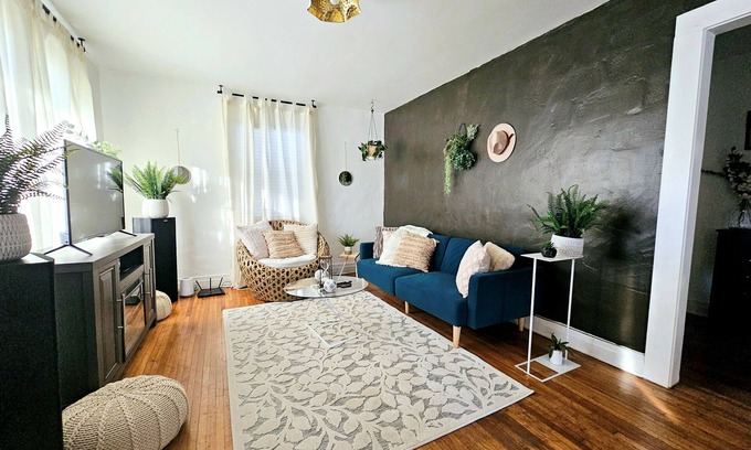 Jonesville House | Yadkin Valley Escape in Wine Country minutes to Downtown Elkin and River