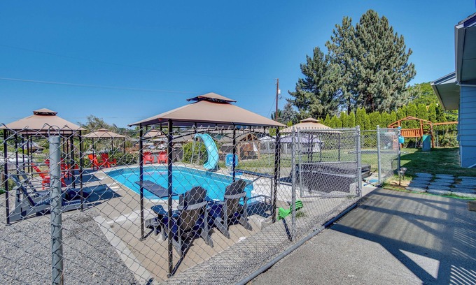 Yakima House | Yakima Home Rental: Seasonal Outdoor Pool, Hot Tub