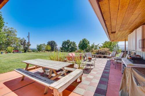 Yakima Apartment | Yakima Wine Country Retreat with Scenic Valley Views