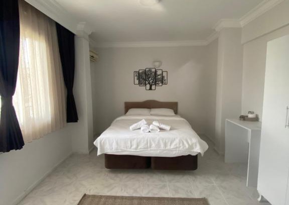 Cumhuriyet Bed & Breakfast | YALI OTEL SEFERİHİSAR ÜRKMEZ