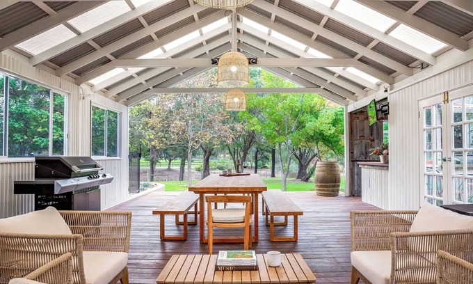 Yallingup Siding House | Yallingup Homestead - Lakeside Rural Retreat