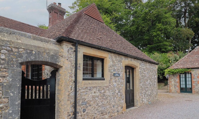 Lyme Regis Cottage | YARD COTTAGE, family friendly, with open fire in Lyme Regis