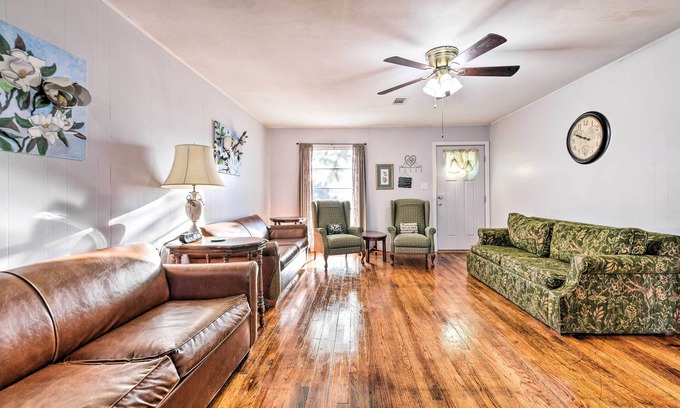 Temple House | Yard w/BBQ Pit: Getaway Near Dtwn Temple!