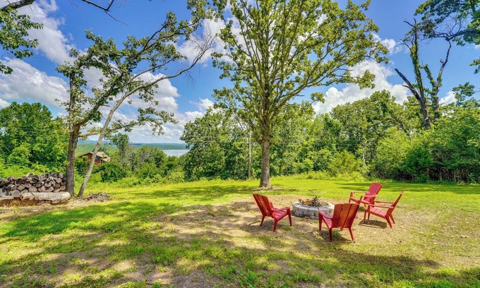 Golden House | Yard w/Lake View: Home Near Table Rock Lake!