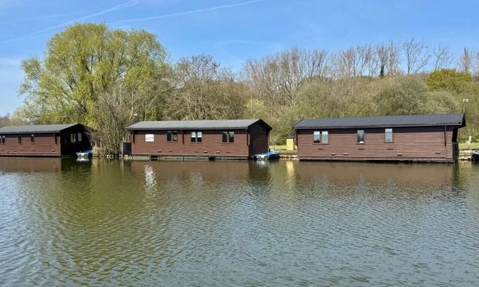 Smallburgh Boat Rental | Yare River Lodge Houseboat