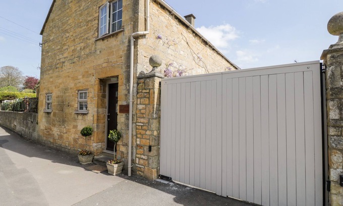 Broadway Cottage | YARN COTTAGE, pet friendly, luxury holiday cottage in Broadway
