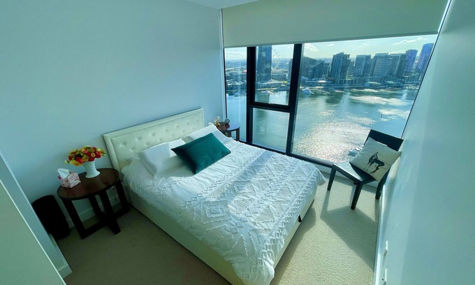 Docklands Apartment | Yarra Accommodation: An Ensuite Double Room.