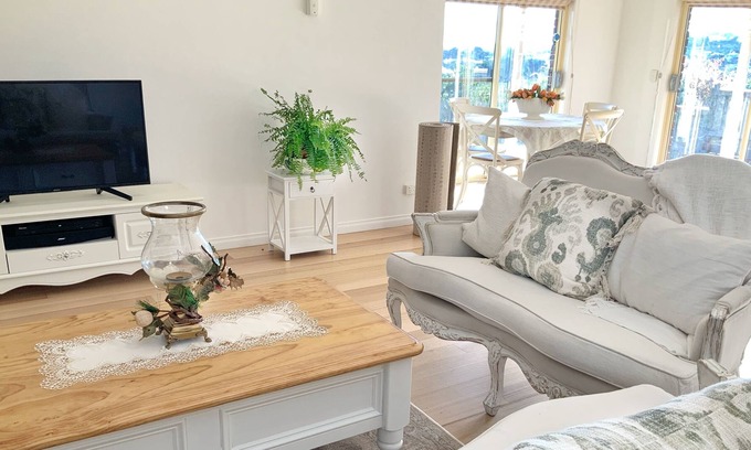 Berwick House | Yarra Residence, Berwick - Chic hillside guesthouse in a charming village