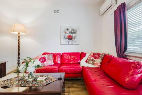 Yarraville Apartment | Yarraville Garden Large home with yard and parking