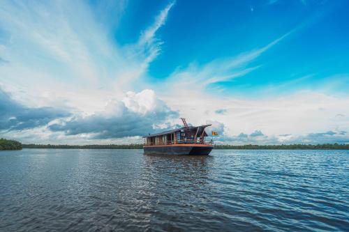 Aturuwella Boat Rental | Yathra Houseboat