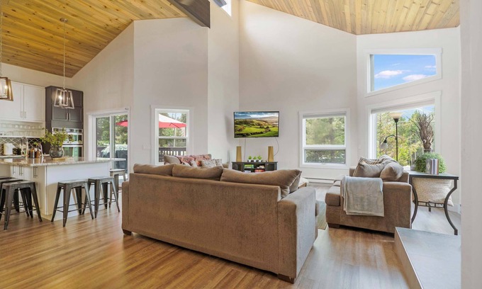 Breckenridge Heights House | Ydalir Haus - Lux 6BR Pets, w/Hot Tub & Game Room