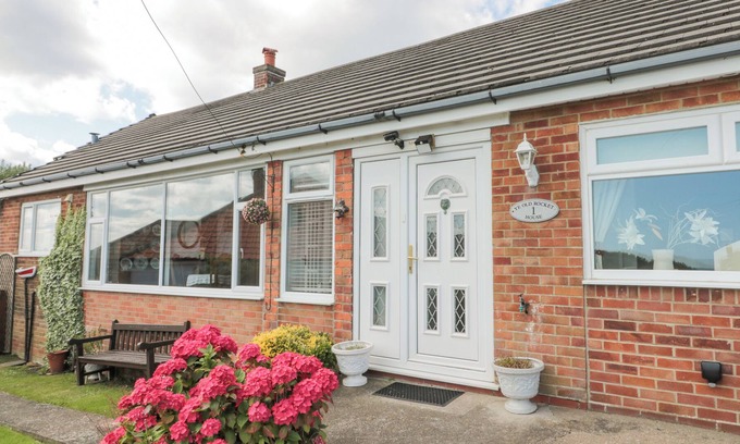 Buckton Cottage | YE OLD ROCKET HOUSE, pet friendly, with a garden in Flamborough