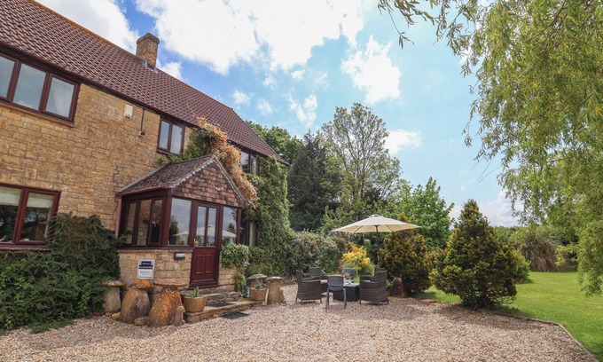 Beaminster Cottage | YEABRIDGE FARM, family friendly, with a garden in Mosterton