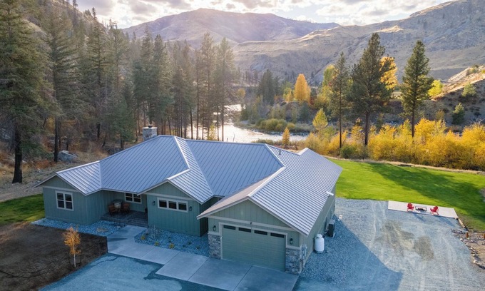 Pateros House | Year-Round AdventurenRiverfront 4-bedroom retreat with 2 king suites