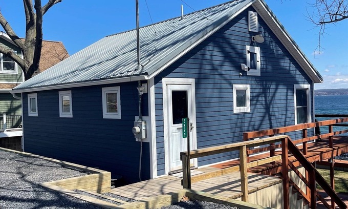 Romulus Cottage | Year-round Charm on Lakefront Cottage