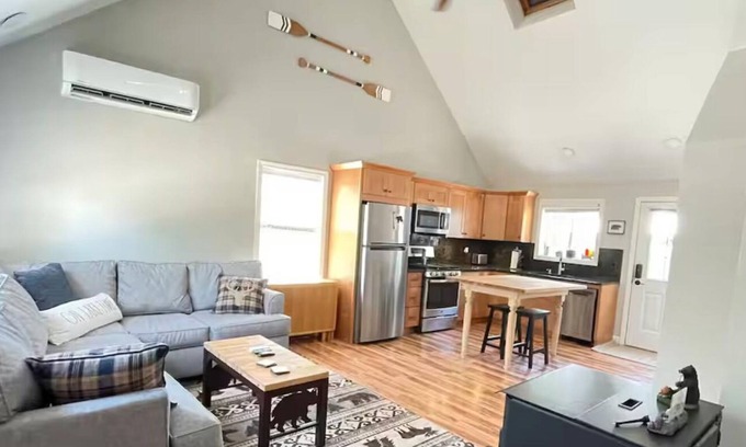 Freedom House | Year round lake cottage with hot tub