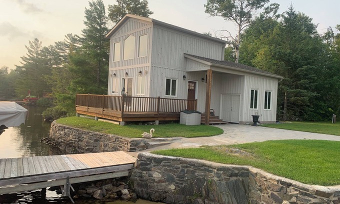 Rainy River District House | Year Round Lakefront