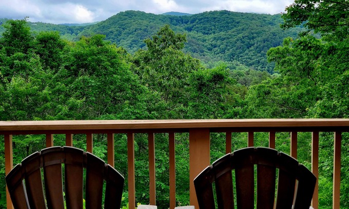 Blue Ridge Cabin | Year-round Mountain Views, nPet Friendly Just 5 miles to downtown Blue Ridge