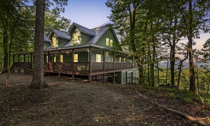 Ranger Cabin | Year Round Mtn View| EV Charger| Hot Tub| Firepit