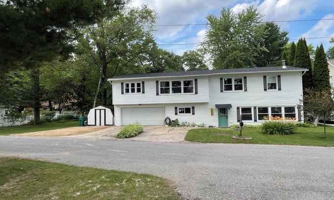 Cadillac Cottage | Year Round Rambler - Canal/Lake Access
