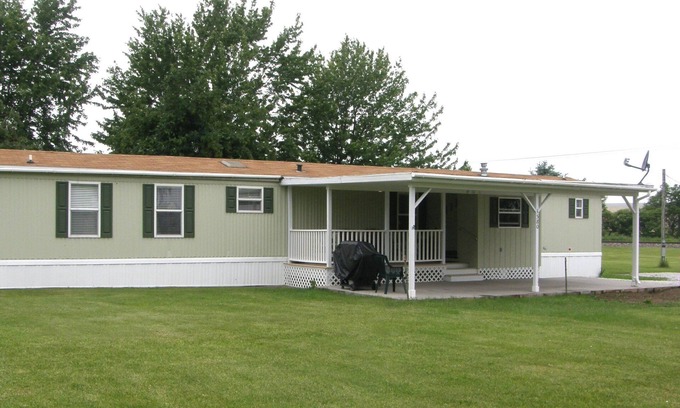 North East House | Year Round Vacation Rental near Erie, PA. Come for the Fishing and Wineries